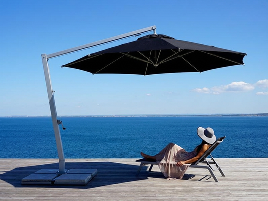 Black cantilever parasol with aluminium frame, ideal for outdoor use