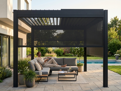 Electric sidewall screen for pergolas in black with aluminium frame